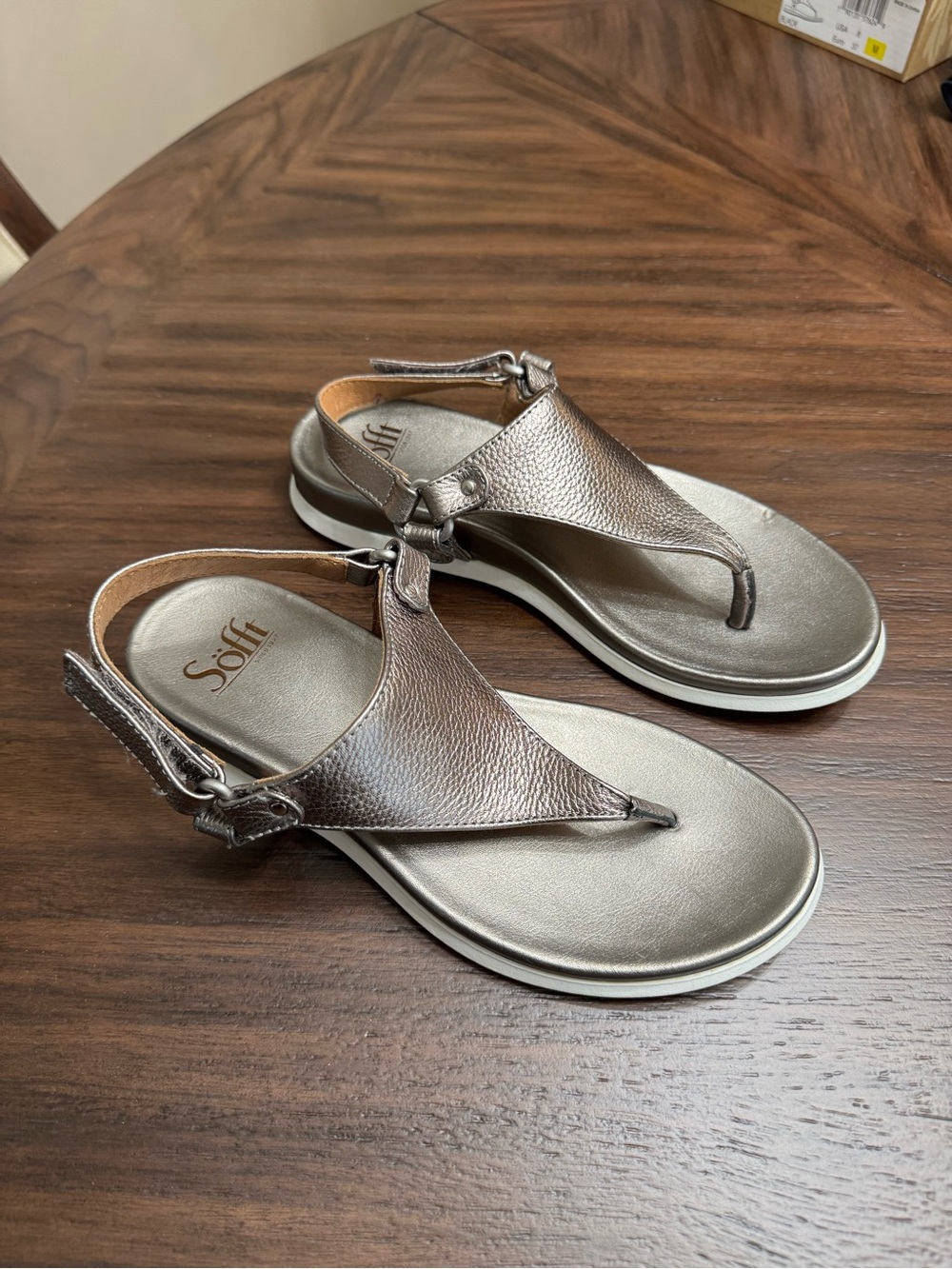 NEW Sofft Felisa Silver Leather Thong Strap Sandal - Size 6